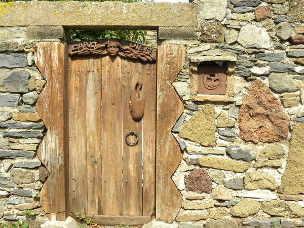 Porte sculptée du sculpteur Daniel Chabidon